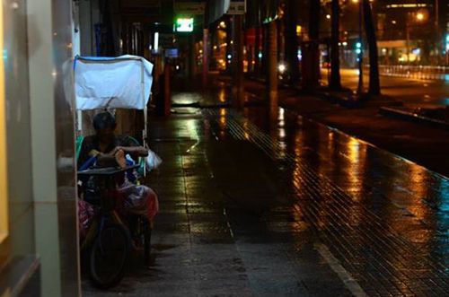 Gần 1h sáng 7/11, ở góc đường Trần Hưng Đạo - Nguyễn Cư Trinh người bán vé số cụt một chân yên giấc trong bộ quần áo mỏng manh. 