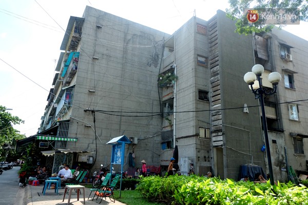 Chung cư Thanh Đa vẫn còn hàng nghìn hộ dân đang sống trong cảnh thấp thỏm khi tường nhà ngày càng hư hỏng.