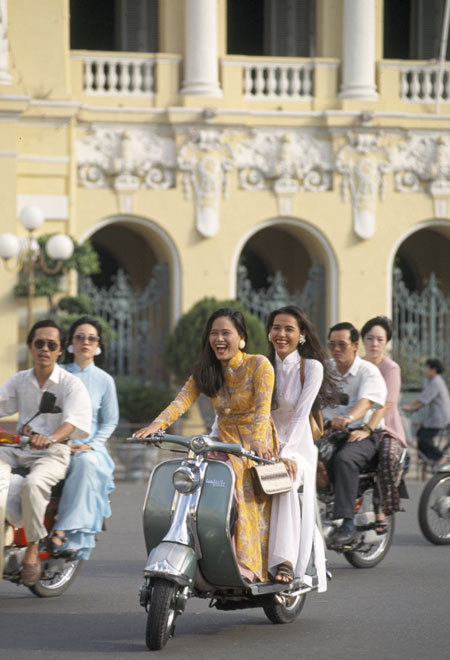  Người Sài Gòn, nhất là các cô gái trẻ, thích diện áo dài lượn Vespa làm duyên trên đường, năm 1995. 