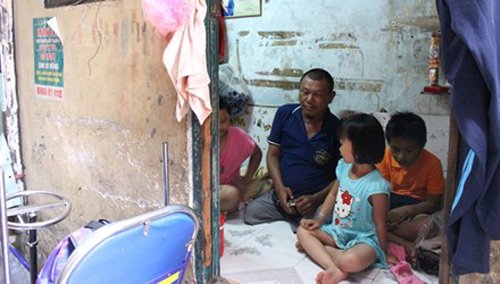 Bốn cha con anh Nguyễn Công Tuấn sống chen chúc tại ngôi nhà tí hon ở con hẻm 107 đường Bùi Viện.