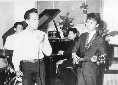 Elvis Phương và bạn bè trung học biểu diễn văn nghệ khắp Sài Gòn. 