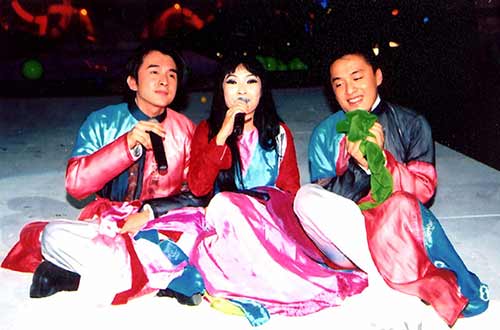 Lam Trường - Phương Thanh - Đan Trường biểu diễn ca khúc "Tát nước đầu đình" trong liveshow Làn sóng xanh năm 2002