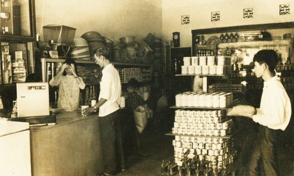 Một siêu thị mini xuất hiện sau siêu thị Nguyễn Du, khoảng đầu thập niên 1970, giống hình thức cửa hàng tiện lợi ngày nay