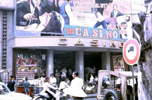 Casino Saigon là rạp chiếu phim hạng nhì, có giá vé thuộc loại trung bình ở Sài Gòn