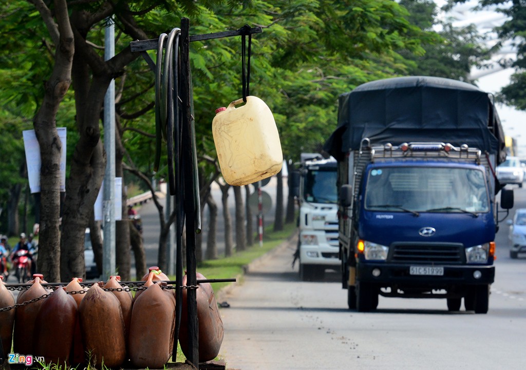  Những người buôn bán dầu lẻ không cần trưng hàng vẫn có thể giao dịch với cánh tài xế xe tải. Trên các quốc lộ 1A, 22, Đại lộ Nguyễn Văn Linh... xuất hiện khá nhiều.