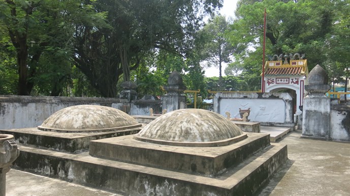 Phần mộ của Tả quân Lê Văn Duyệt và vợ ông là bà Đỗ Thị Phận. Hai ngôi mộ đặt song song và được cấu tạo giống nhau, có hình dạng như nửa quả trứng úp trên bệ lớn hình chữ nhật
