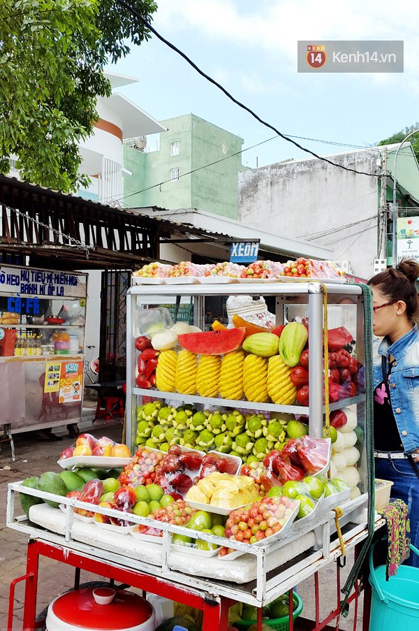  Đây là hình ảnh đặc trưng trên đường phố Sài Gòn. Chỉ cần tới và dõng dạc chỉ tay lựa: "Lấy con 1 trái xoài, 2 trái ổi, 1 trái cóc và mấy miếng mận nhen" là được phục vụ tận răng.