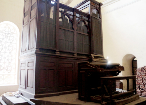  Cây đàn organ cổ của nhà thờ hiện đã bị hư hỏng. Ảnh: Hữu Công