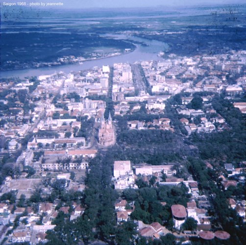 Nhà thờ Đức Bà và sông Sài Gòn nhìn từ máy bay.
