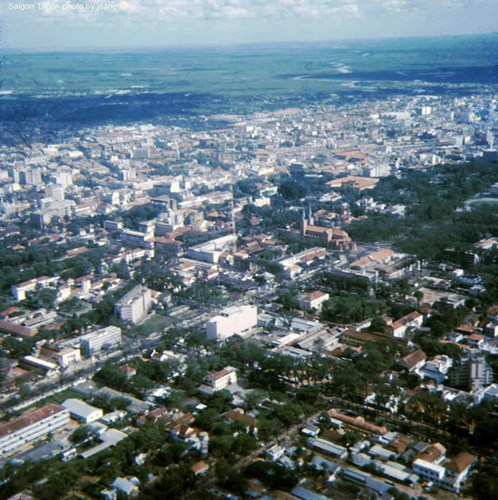 Trung tâm Sài Gòn nhìn từ máy bay, với điểm nhấn là nhà thờ Đức Bà.