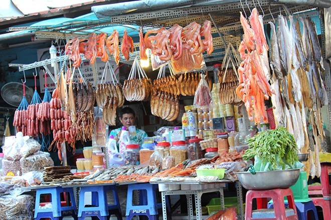 Mỗi tiểu thương kinh doanh thực phẩm ở chợ Campuchia có một bí quyết khác nhau để kéo khách. Ảnh: Zen Nguyễn.