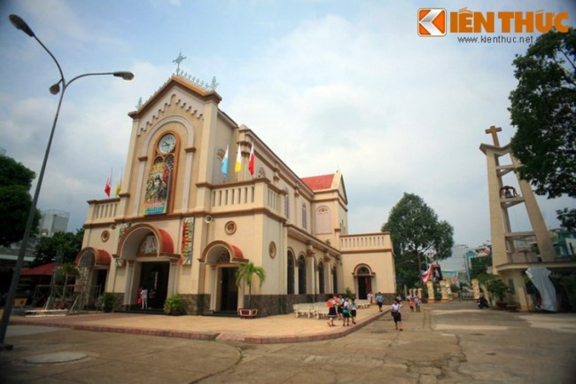 Tọa lạc ở số 149 đường Bành Văn Trân, phường 7, quận Tân Bình, nhà thờ cổ Chí Hòa (nhà thờ Đức Mẹ Mân Côi) được xây dựng vào năm 1890. Về tổng thể, nhà thờ Chí Hòa không có quy mô hoành tráng và trang trí cầu kỳ như một số nhà thờ khác của Sài Gòn thời thuộc địa. Những năm gần đây, nhà thờ này nổi tiếng với thánh lễ Lòng Chúa Thương Xót, được cho là rất linh ứng. 