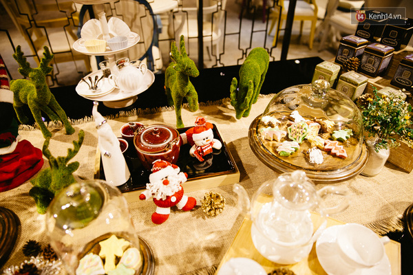  Một bàn tiệc trà mang phong cách Giáng Sinh tại quán.