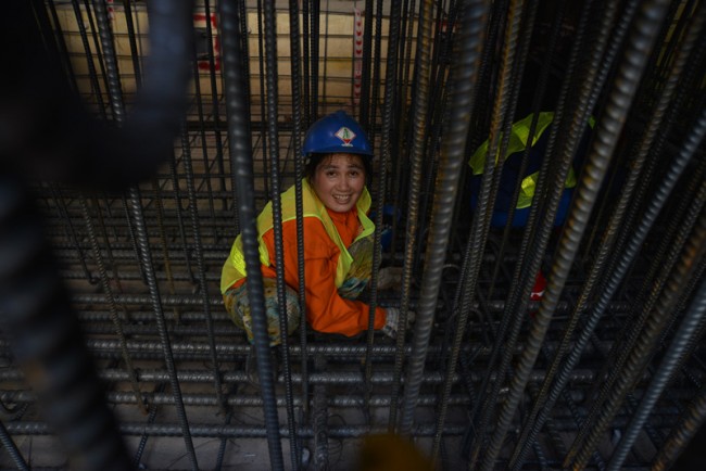  Chị Loan (34 tuổi, quê ở Long An) cho biết, chị làm việc từ ngày khởi công đến này được hơn 1 năm. Công việc vất vả, nhưng tự hào vì được góp phần xây dựng nhà ga metro ngầm đầu tiên ở TP.