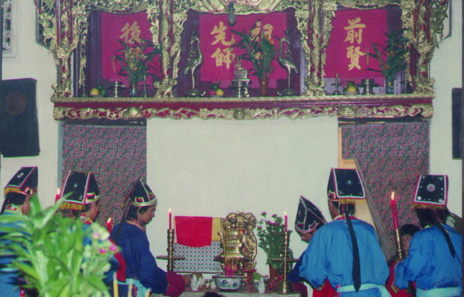  Lễ cúng ở hậu sở đình Nhơn Hòa tưởng nhớ tiền nhân, trên bàn thờ là bài vị Cậu Hai Miên - Ảnh: Hồ Tường