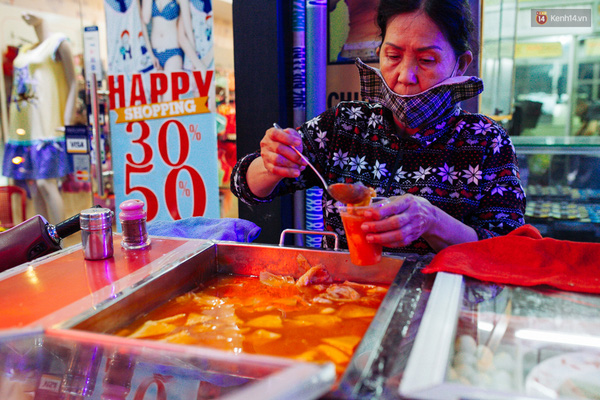 Món bánh gạo cay siêu nổi tiếng vào những ngày giá rét của Hàn Quốc giờ cũng thành món ăn cực kỳ hấp dẫn vào những ngày mưa của Sài Gòn.