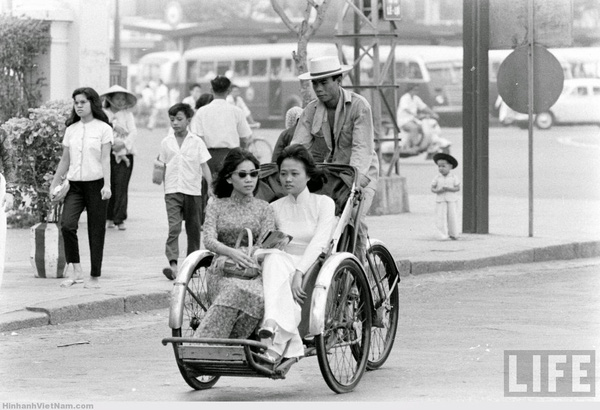  Xích lô vốn là phương tiện phổ biến ở Sài Gòn thập niên 40 - (Nguồn ảnh: LIFE)