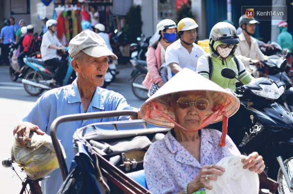  Ông Lai đang chở khách dưới cái nắng khá gắt ở Sài Gòn của tháng cuối năm.