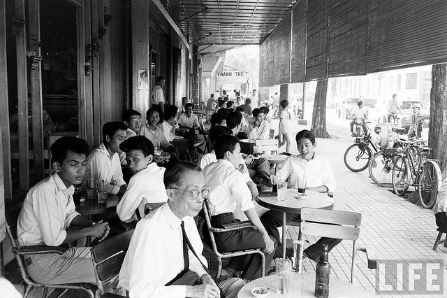 Một quán cà phê trên đại lộ Lê Lợi năm 1961 - Ảnh: LIFE 
