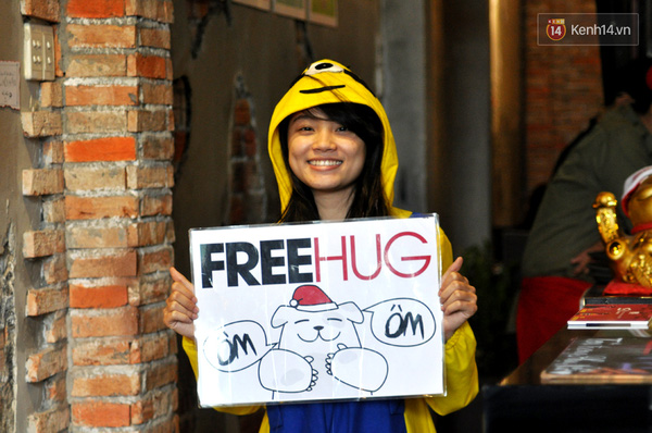  Cô gái trẻ cầm tấm biển "Free Hug" chào đón khách đến... ôm.
