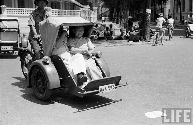 Lên Sài Gòn, đi xích lô máy thời những năm 1960-1970 là "oai" lắm - Ảnh: LIFE