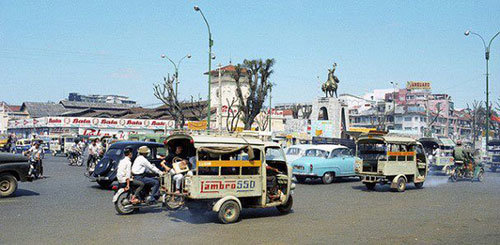  Xe lam khu vực trung tâm Sài Gòn, trước chợ Bến Thành những năm 1970 - Ảnh tư liệu