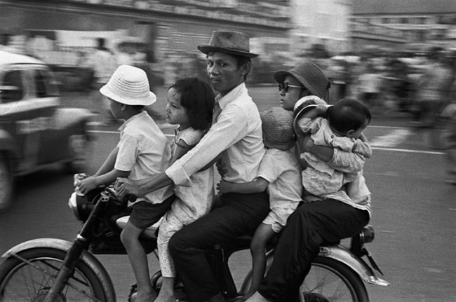 Đại gia đình trên chiếc xe Honda ở góc đường Lê Lợi - Phan Bội Châu, gần bùng binh chợ Bến Thành.