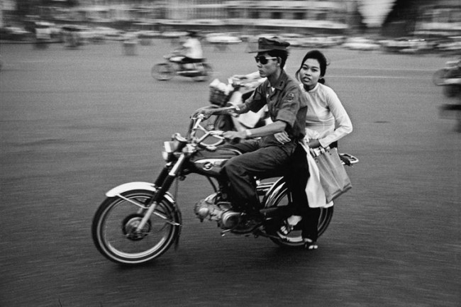 Một cặp đôi trên đường Nguyễn Huệ.