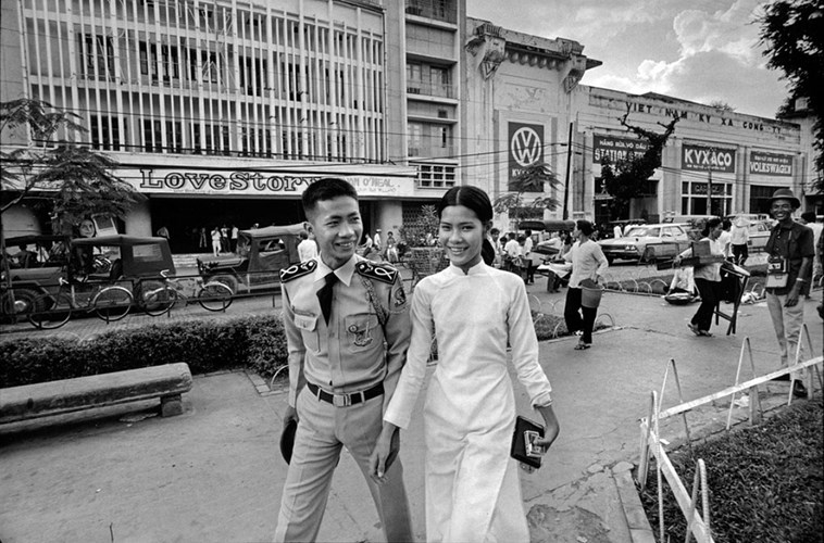 Một sinh viên trường Sĩ quan Không Quân dạo chơi với bạn gái khi được nghỉ phép cuối tuần ở đường Nguyễn Huệ, Sài Gòn năm 1972.