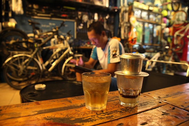 Theo dòng lịch sử, ly cà phê sữa đá dần trở thành bản sắc văn hóa của Sài Gòn.