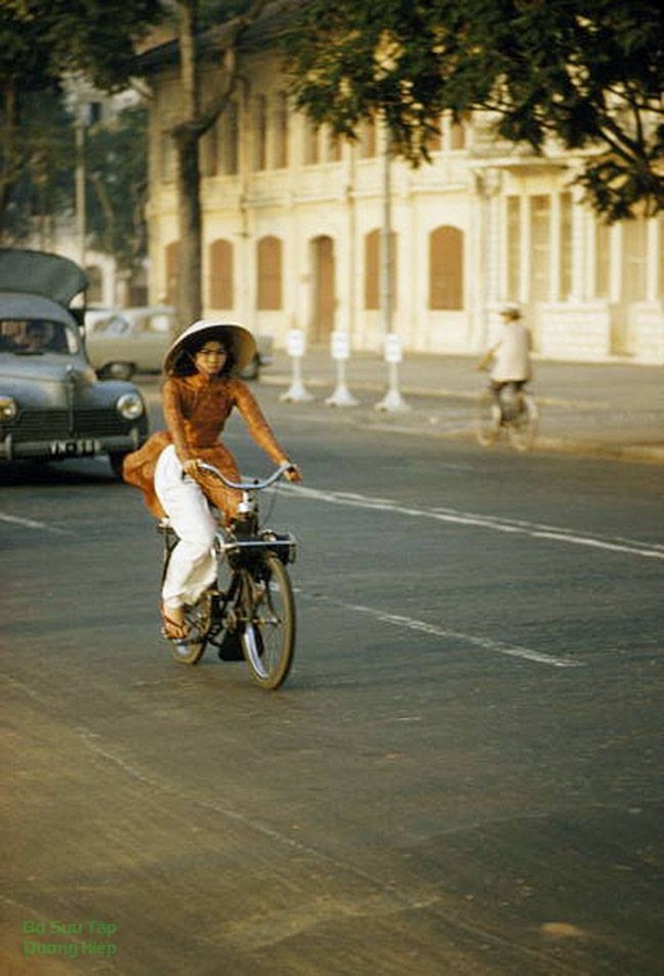 Cô gái Sài Gòn trên chiếc xe đạp cũ.