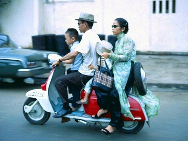 Những chiếc Vespa là phương tiện di chuyển chủ yếu của nhiều người Sài Gòn xưa.