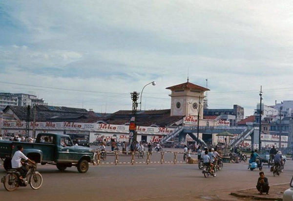 Ở Hà Nội có chợ Đồng Xuân, Huế có chợ Đông Ba thì Sài Gòn nổi tiếng với Chợ Bến Thành.