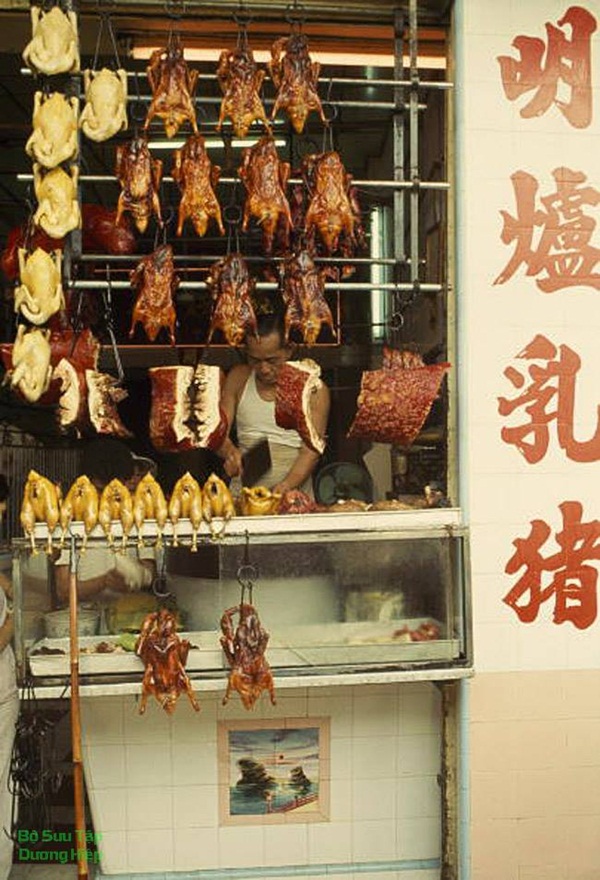 Một tiệm bán gà quay, vịt quay, heo quay tại Sài Gòn năm 1965. Mấy cụ gà cụ vịt trong hình cùng niên đại với mấy cụ mới được phát hiện còn để trong kho tới tận bây giờ ở bên Trung Quốc.