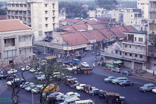 Rất nhiều oto ở trung tâm Sài Gòn.