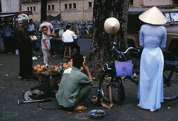 Những hàng quán ven đường đã là một "đặc sản" của Sài Gòn hoa lệ.