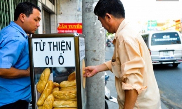 bánh mì từ thiện ở Sài Gòn, bánh mì miễn phí, người sài gòn, lòng tốt người sài gòn, chuyện sài gòn, chuyện nhỏ sài gòn 1