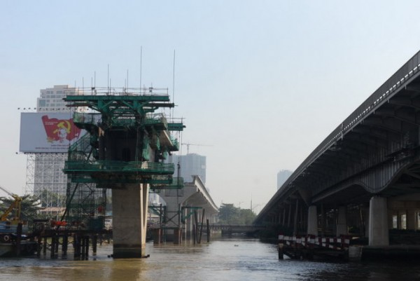 Nhịp dầm đầu tiên của cầu Metro Sài Gòn nối từ bờ quận Bình Thạnh và quận 2, TP.HCM qua sông sài Gòn. Ảnh: Hữu Khoa