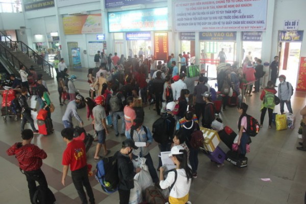  Sáng 29-1, đông đảo người dân đến ga Sài Gòn để về quê ăn tết - Ảnh: Đức Phú