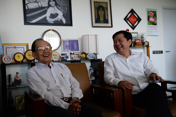 Bí thư Thành ủy Đinh La Thăng (phải) thăm và chúc mừng BS Trần Đông A nhân ngày Thầy thuốc Việt Nam - Ảnh THUẬN THẮNG.