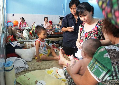 Người dân Sài Gòn mong muốn đi khám chữa bệnh không phải chờ đợi lâu, có giường nằm, chất lượng điều trị được đảm bảo. Ảnh minh họa: Lê Phương.