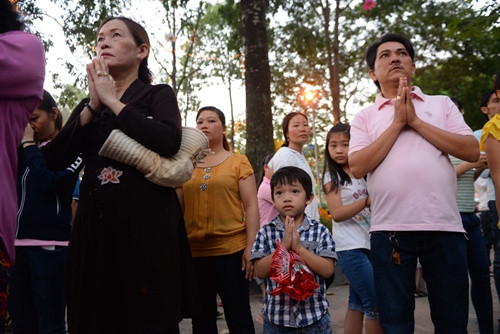  Nhiều gia đình đến chùa cầu an