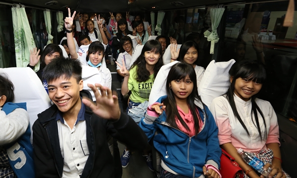 Hơn 60 học sinh trường THPT Dân Tộc nội trú Huyện Trà Cú, tỉnh Trà Vinh 5g40 sáng đã có mặt tại ngày hội - Ảnh: Như Hùng.