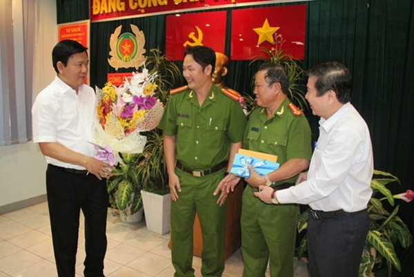 Bí thư Thành ủy Đinh La Thăng và Chủ tịch UBND TP HCM tặng hoa, quà chúc mừng thành tích của Công an quận 1.