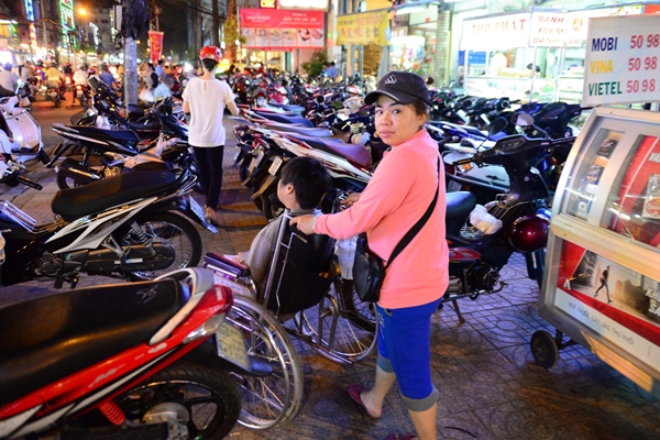 Đường Nguyễn Tri Phương đoạn gần ngã tư Nguyễn Tri Phương –Trần Hưng Đạo, xe máy đậu chiếm hết lề đường - Ảnh: Thanh Tùng.