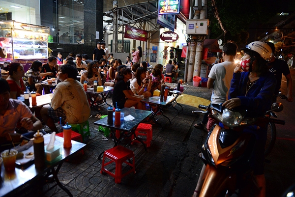 Người dân đậu xe trên đường Nguyễn Trãi, Q. 5 tối 28 -2 - Ảnh: Thanh Tùng.