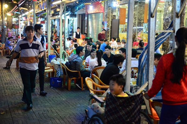 Đường Nguyễn Tri Phương đoạn gần cầu Nguyễn Tri Phương có một dãy liên tiếp các quán nhậu bày bán trên lề đường - Ảnh: Thanh Tùng.