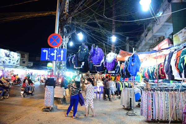 Lề đường Trần Phú, Q. 5 thành "quảng trường" bán quần áo - Ảnh: Thanh Tùng.