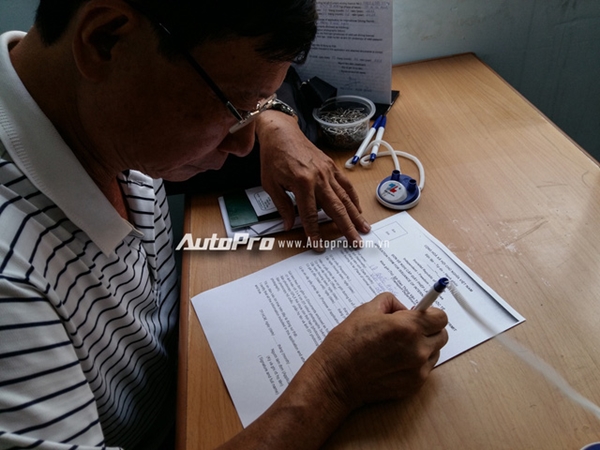 Một người dân điền vào mẫu đơn xin cấp giấy phép lái xe quốc tế tại Tp. Hồ Chí Minh.