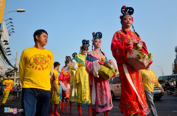  Một số đoàn nghệ thuật dân tộc đến từ các quận 5, 6, 11 và tỉnh Đồng Nai.. 